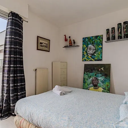 Arago - T2 Avec 1 1 Canape-lit 1 Salle De Bain * Merignac (Gironde)